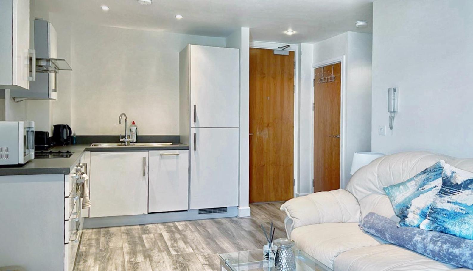 Seaview Boutique One-Bedroom Apt Суонси Экстерьер фото